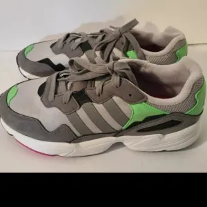 Adidas Original Yung-96 Men's Sneakers Size 9.5 M- F35020 Nwt Gray Pink