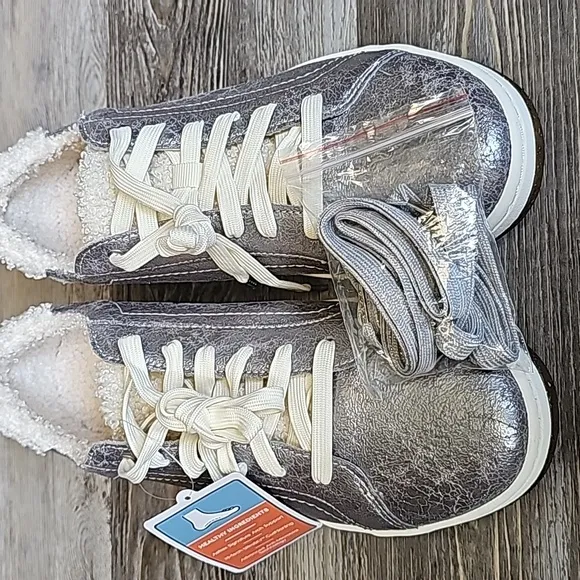 aetrex Blake‎ Comfort Sneakers Size 9/9.5 Cozy Silver