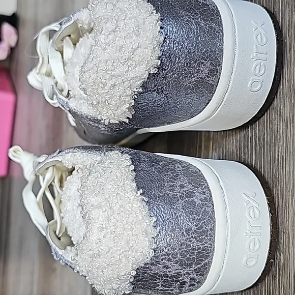 aetrex Blake‎ Comfort Sneakers Size 9/9.5 Cozy Silver