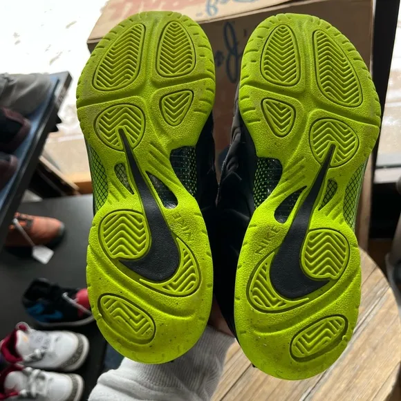 Air Foamposite One Black and Volt 3Y