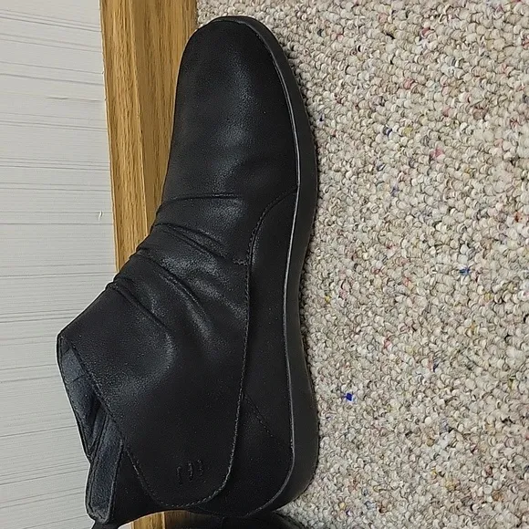 Anodyne Black Ankle Boots  #91 women's sz 8 wide. Velcro closure.  Nwot