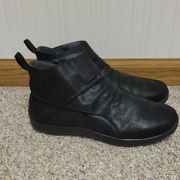 Anodyne Black Ankle Boots  #91 women's sz 8 wide. Velcro closure.  Nwot