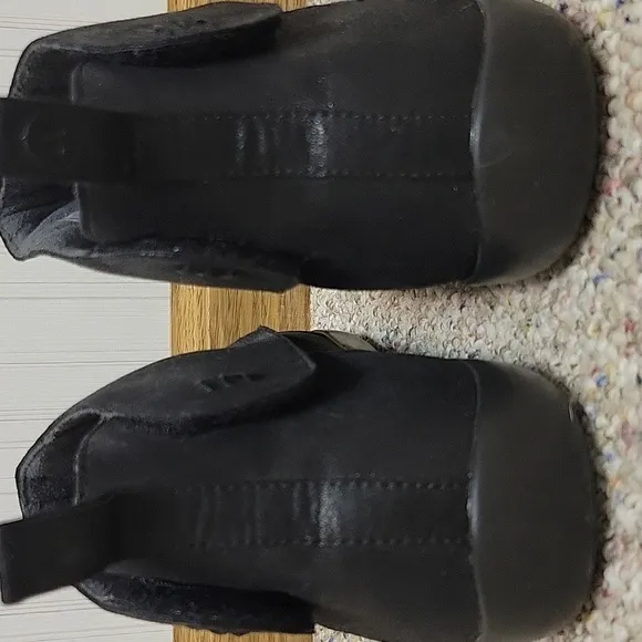 Anodyne Black Ankle Boots  #91 women's sz 8 wide. Velcro closure.  Nwot