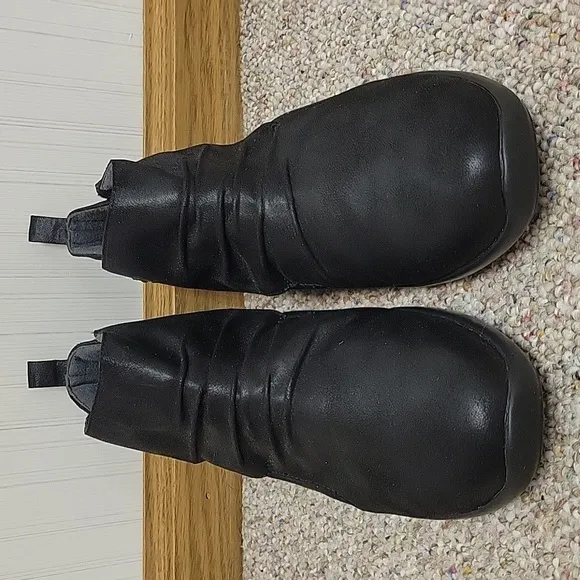 Anodyne Black Ankle Boots  #91 women's sz 8 wide. Velcro closure.  Nwot