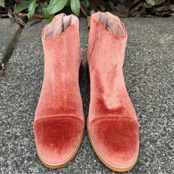 Anthropologie Rounded Toe Velvet Ankle Booties 7.5