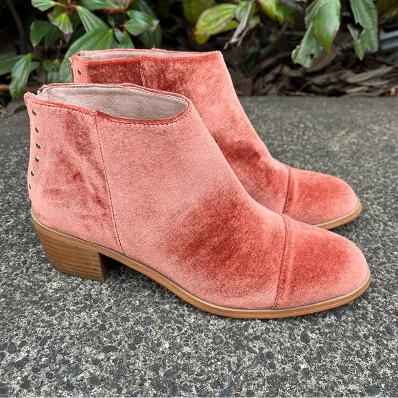 Anthropologie Rounded Toe Velvet Ankle Booties 7.5