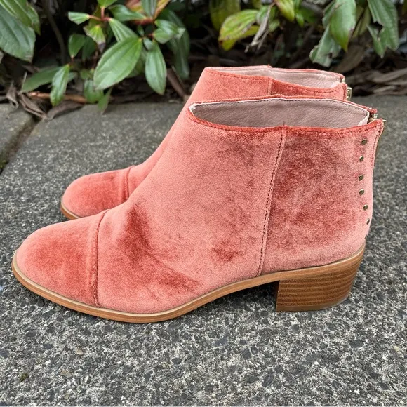 Anthropologie Rounded Toe Velvet Ankle Booties 7.5
