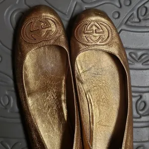 Authentic gold Gucci ballet flats with COA
