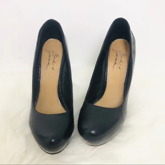 Badgley Mischka Black Close toe wedge shoe Size 8