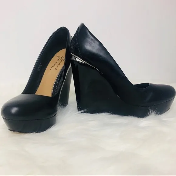 Badgley Mischka Black Close toe wedge shoe Size 8