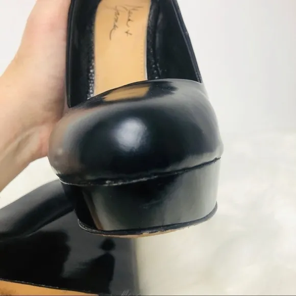 Badgley Mischka Black Close toe wedge shoe Size 8