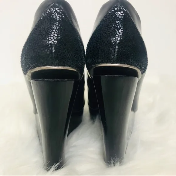 Badgley Mischka Black Close toe wedge shoe Size 8