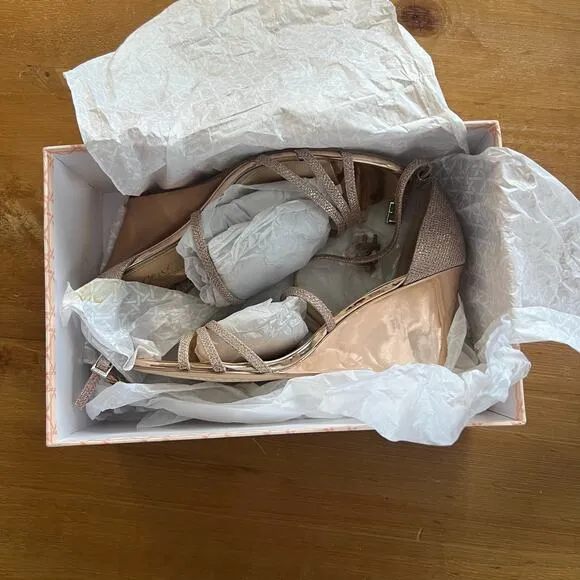 Badgley Mischka Hunt Wedge Sandals - Size 9.5 - Rose Gold