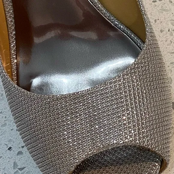 Badgley Mischka peep toe
