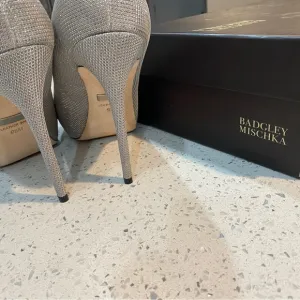 Badgley Mischka peep toe