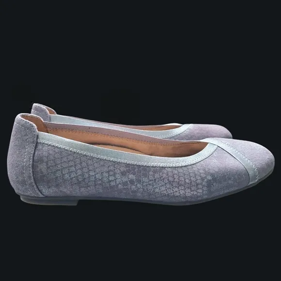 Beautiful Vionic Lavender Metallic Snakeskin print Carrol ballet style flats.