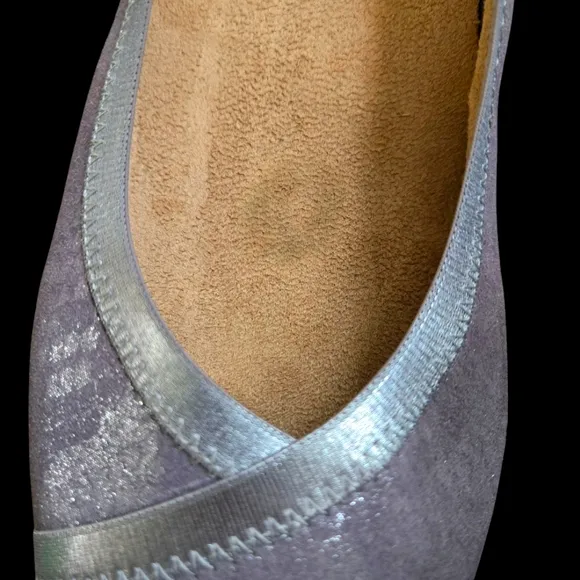 Beautiful Vionic Lavender Metallic Snakeskin print Carrol ballet style flats.