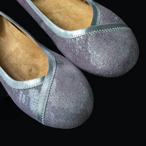 Beautiful Vionic Lavender Metallic Snakeskin print Carrol ballet style flats.