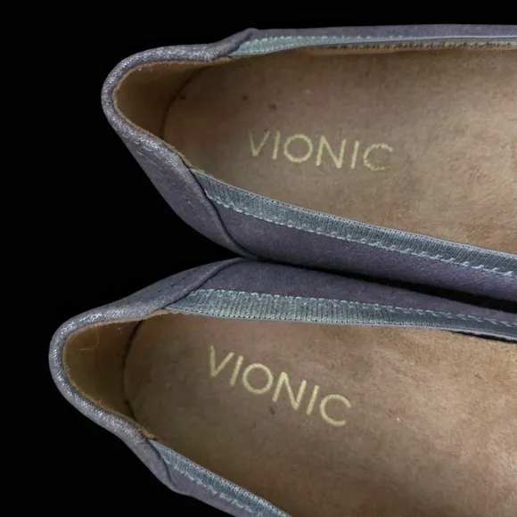 Beautiful Vionic Lavender Metallic Snakeskin print Carrol ballet style flats.