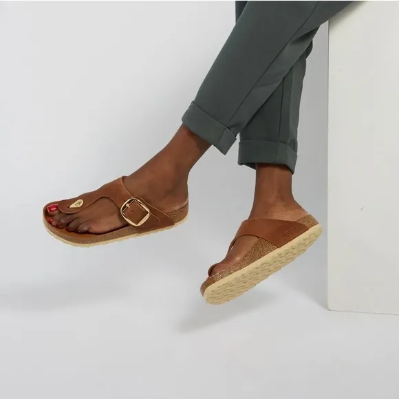 BIRKENSTOCK Gizeh Big Buckle Sandals in Cognac PREOWNED NEW!