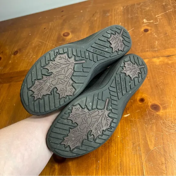 Black Aetrex lace up sneakers size 9