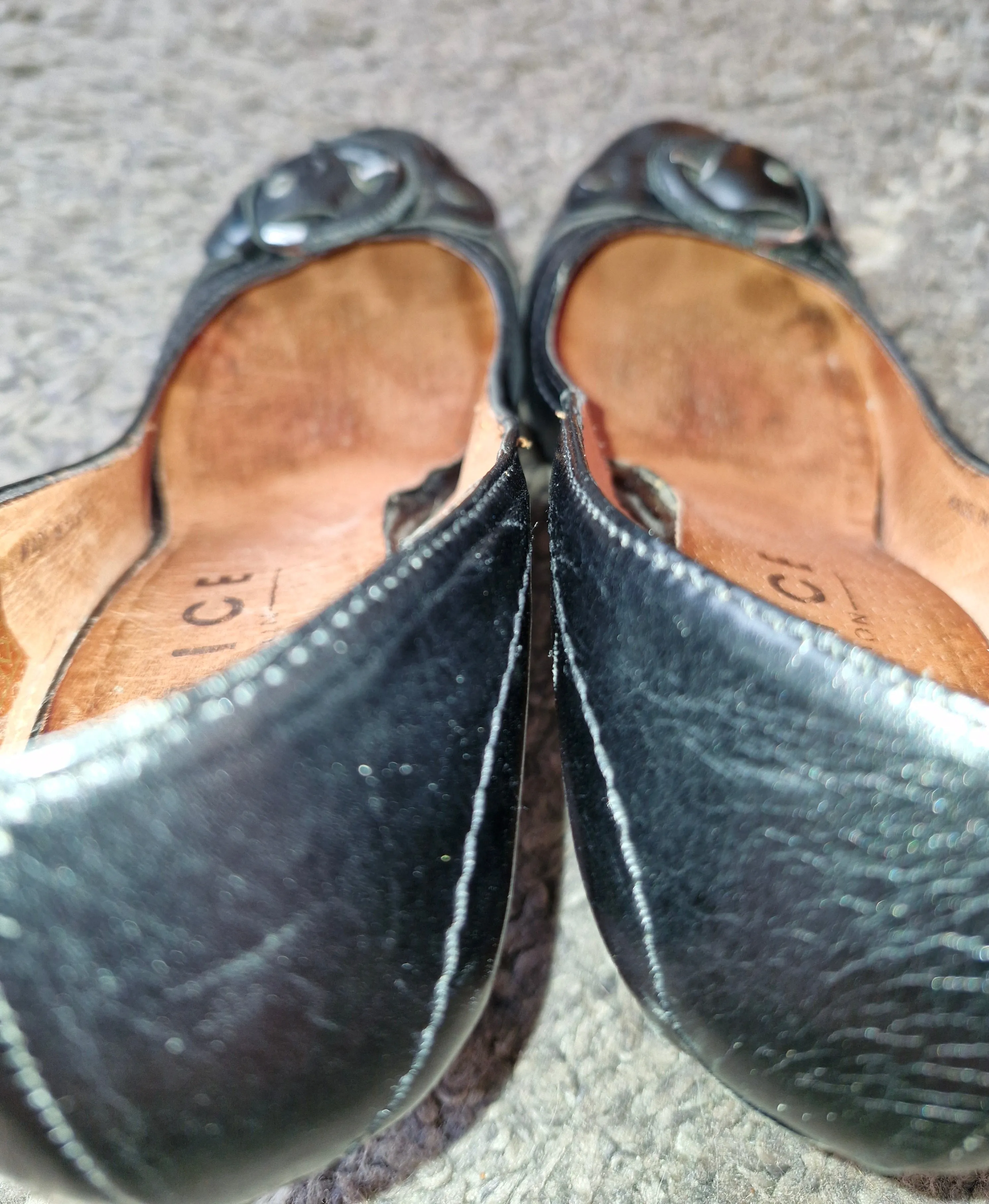 Black, very well worn low heel shoes / UK6 - Strong Scent