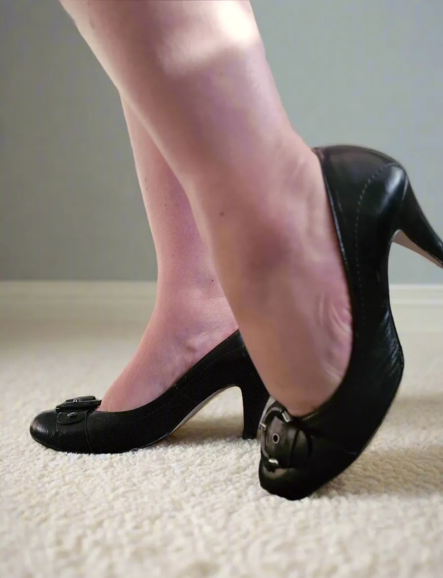 Black, very well worn low heel shoes / UK6 - Strong Scent
