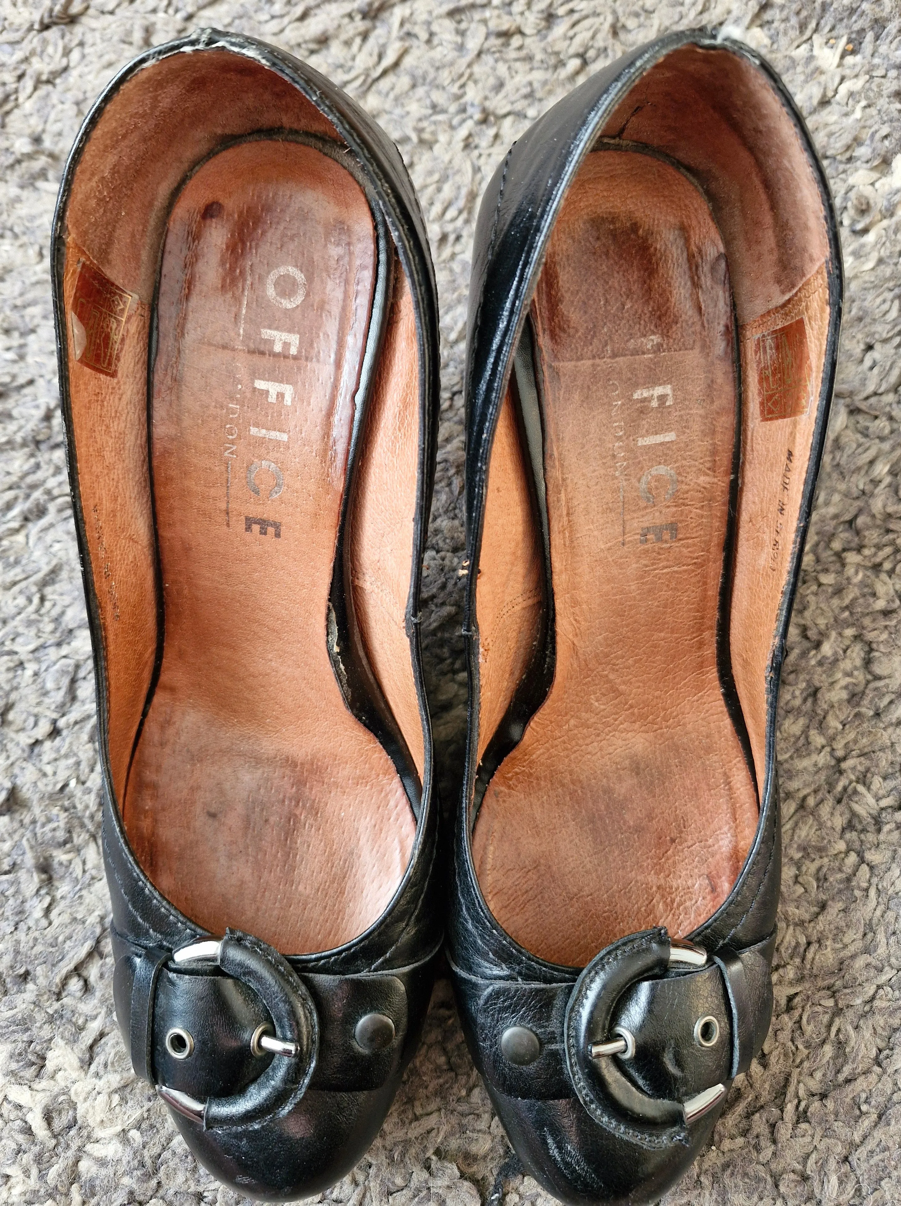 Black, very well worn low heel shoes / UK6 - Strong Scent
