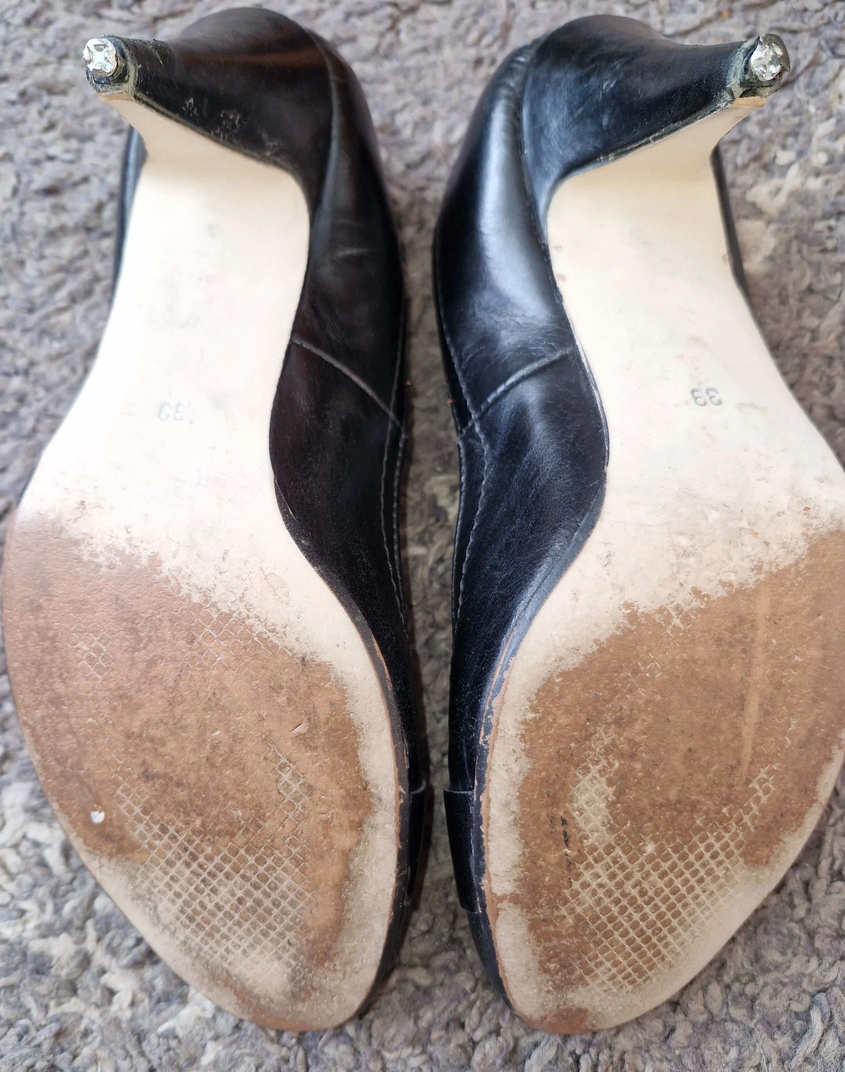 Black, very well worn low heel shoes / UK6 - Strong Scent