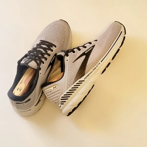 Brooks Men's Adrenaline GTS 22 Lace Up Athletic Shoes EUC Gray | Black Size: 10