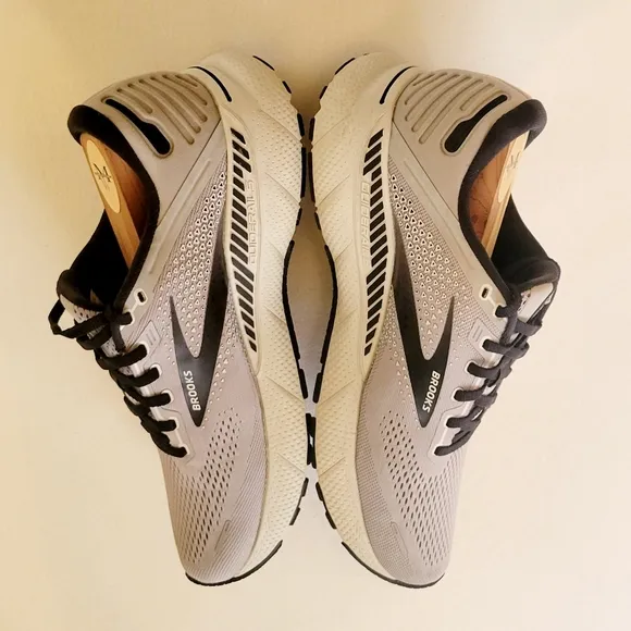 Brooks Men's Adrenaline GTS 22 Lace Up Athletic Shoes EUC Gray | Black Size: 10