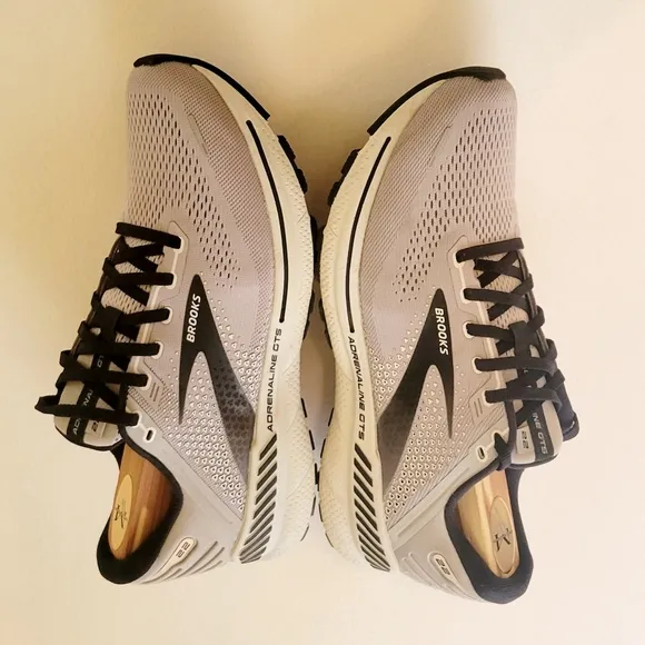 Brooks Men's Adrenaline GTS 22 Lace Up Athletic Shoes EUC Gray | Black Size: 10