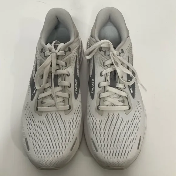 Brooks Women’s Adrenaline GTS 22 Running Road White Silver Tennis Shoes; Sz 11B