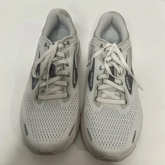 Brooks Women’s Adrenaline GTS 22 Running Road White Silver Tennis Shoes; Sz 11B