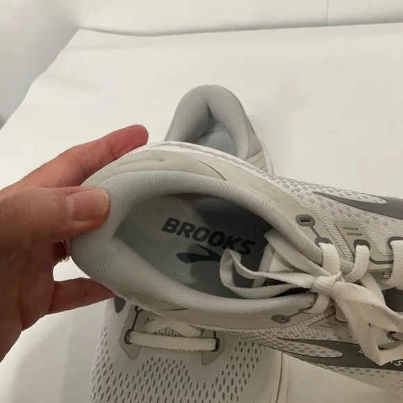 Brooks Women’s Adrenaline GTS 22 Running Road White Silver Tennis Shoes; Sz 11B