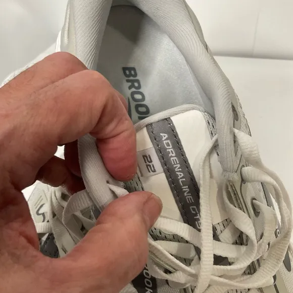 Brooks Women’s Adrenaline GTS 22 Running Road White Silver Tennis Shoes; Sz 11B