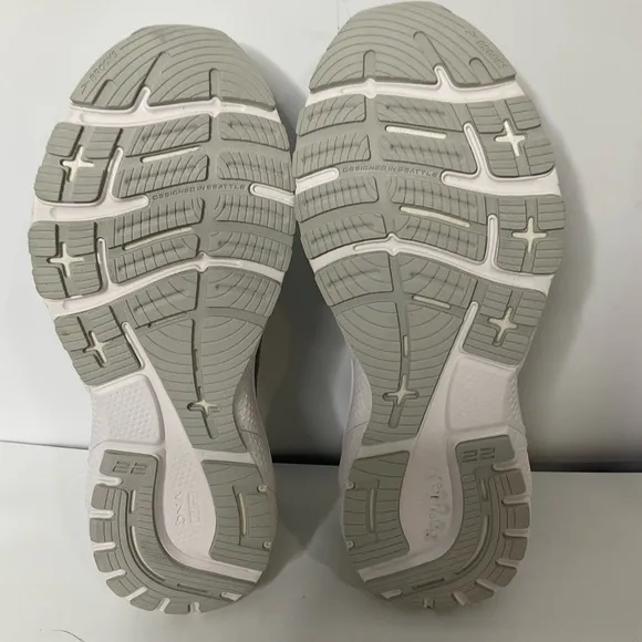 Brooks Women’s Adrenaline GTS 22 Running Road White Silver Tennis Shoes; Sz 11B