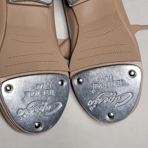 Capezio Girl's Tap Shoes Size 7  Tan