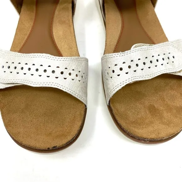 Cobb Hill May Wave Strap CJ1907 – White Metallic Leather Sandals WIDE