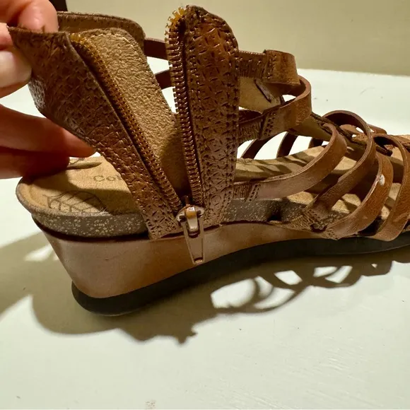 Cobb Hill Shona Tstrap BROWN Wedge Sandal