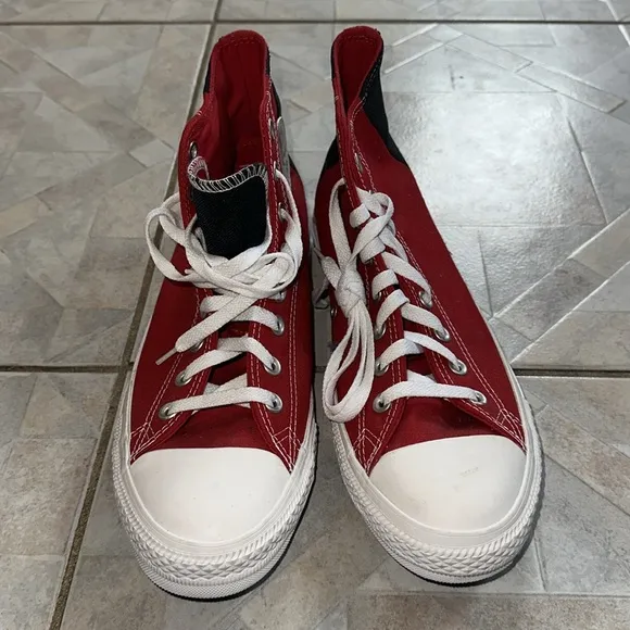 Converse all star Chuck Taylor red&amp; black high tops Size size 9.5
