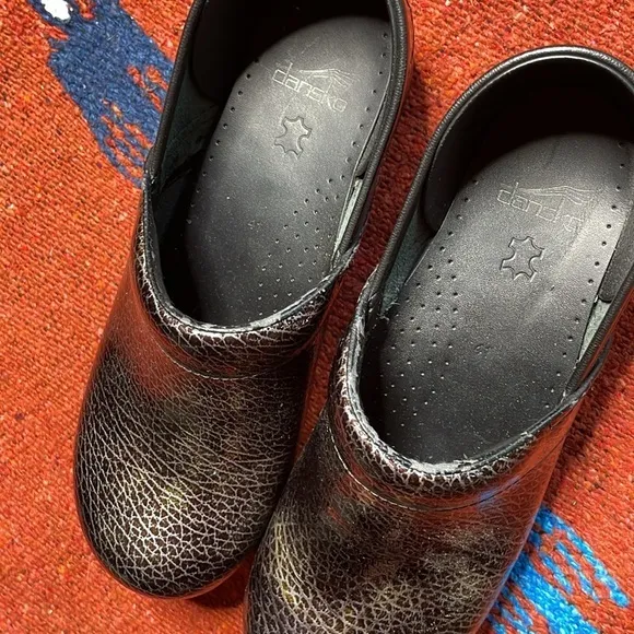 Dansko Snake Skin Black Metallic Womens Size 10.5-11 (41)‎ Clogs Slip On Shoes