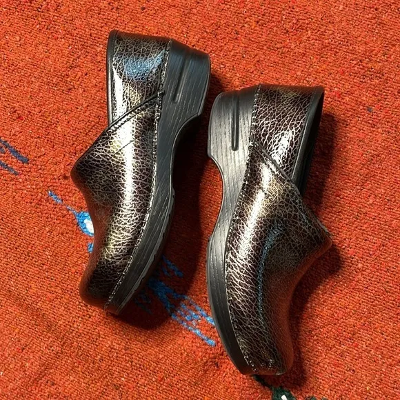 Dansko Snake Skin Black Metallic Womens Size 10.5-11 (41)‎ Clogs Slip On Shoes