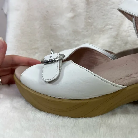 Dansko White June Leather Sandal size 39/8.5/9.