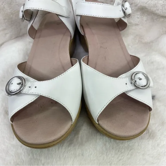 Dansko White June Leather Sandal size 39/8.5/9.