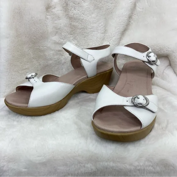 Dansko White June Leather Sandal size 39/8.5/9.