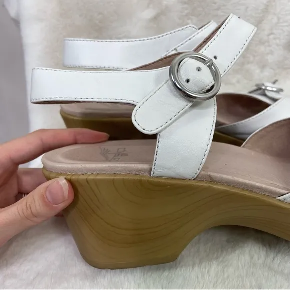 Dansko White June Leather Sandal size 39/8.5/9.