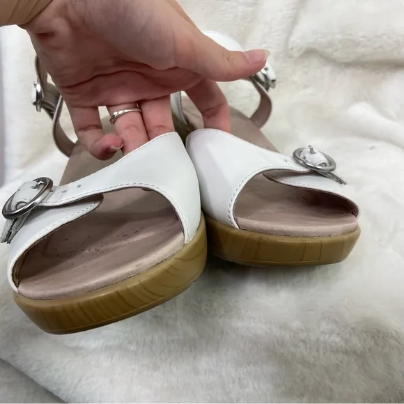 Dansko White June Leather Sandal size 39/8.5/9.