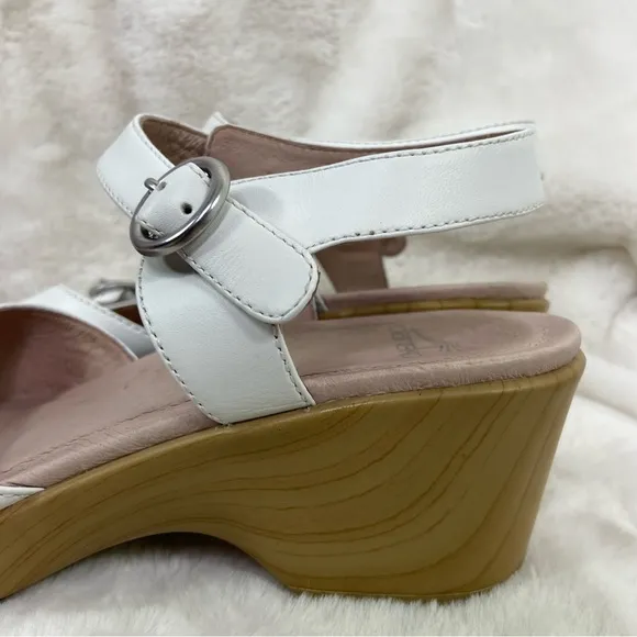 Dansko White June Leather Sandal size 39/8.5/9.