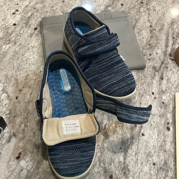 Diabetic shoes Velcro wide tongue